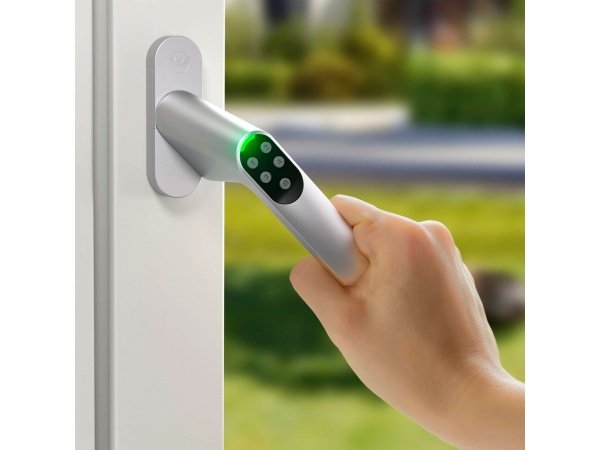 Ruko Yale Code håndtag lige Ruko Yale Code håndtag lige i satin chrome. Billedet viser produktet uden baggrund.