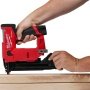 MILWAUKEE M12 FCN18GS-0X Stiftepistol. Sømlængde 16 - 38 mm. Billedet viser produktet i brug med hvid baggrund.