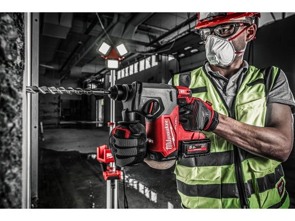 Milwaukee M18 FUEL™ SDS-Plus borehammeren. Billedet viser produktet fra en skrå vinkel.